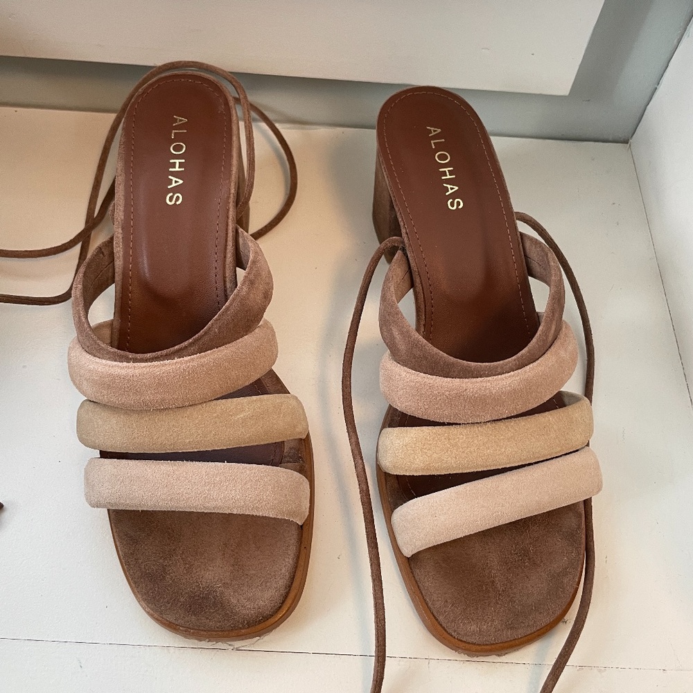 Alohas wrap suede sandals size 7